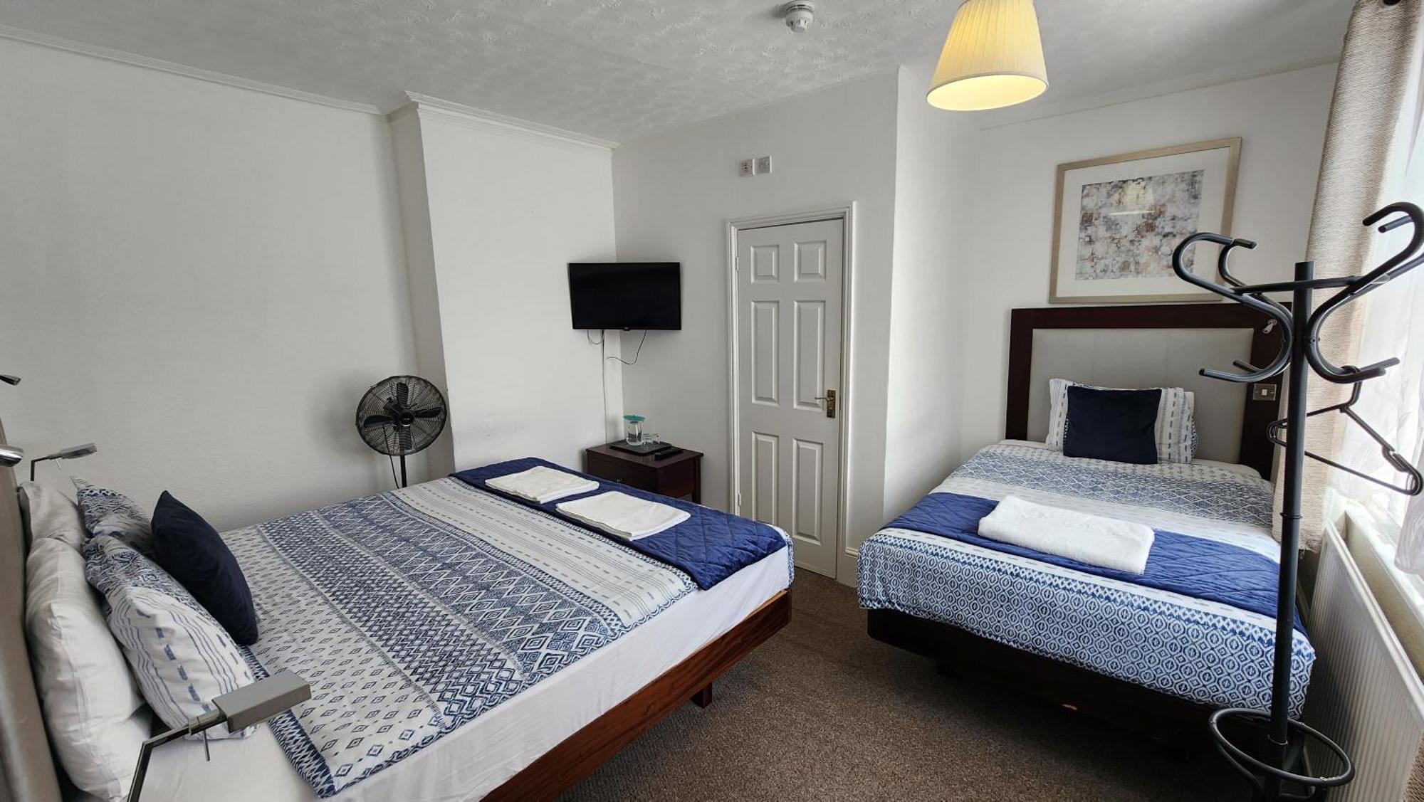 Gatwick Castle B&B Горлі Екстер'єр фото
