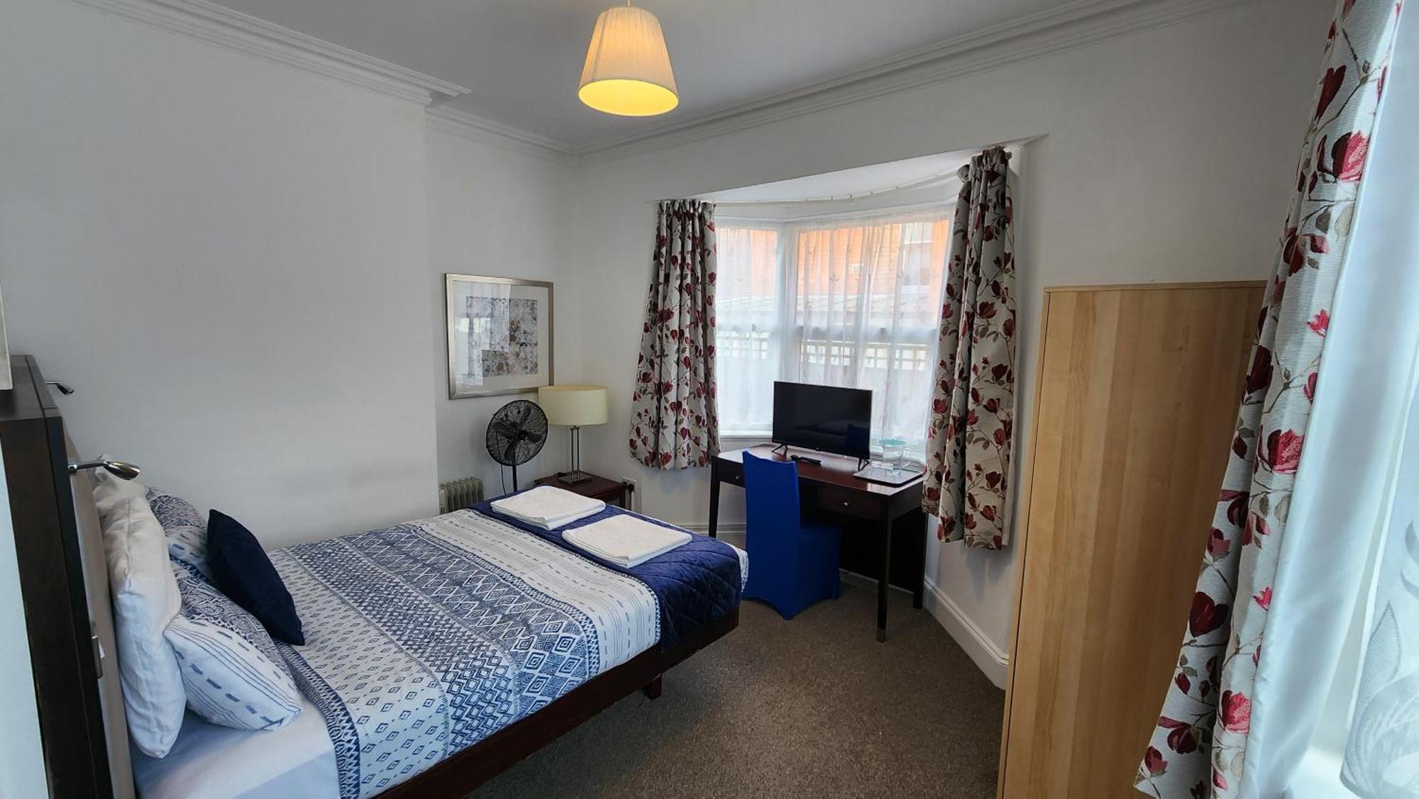 Gatwick Castle B&B Горлі Екстер'єр фото