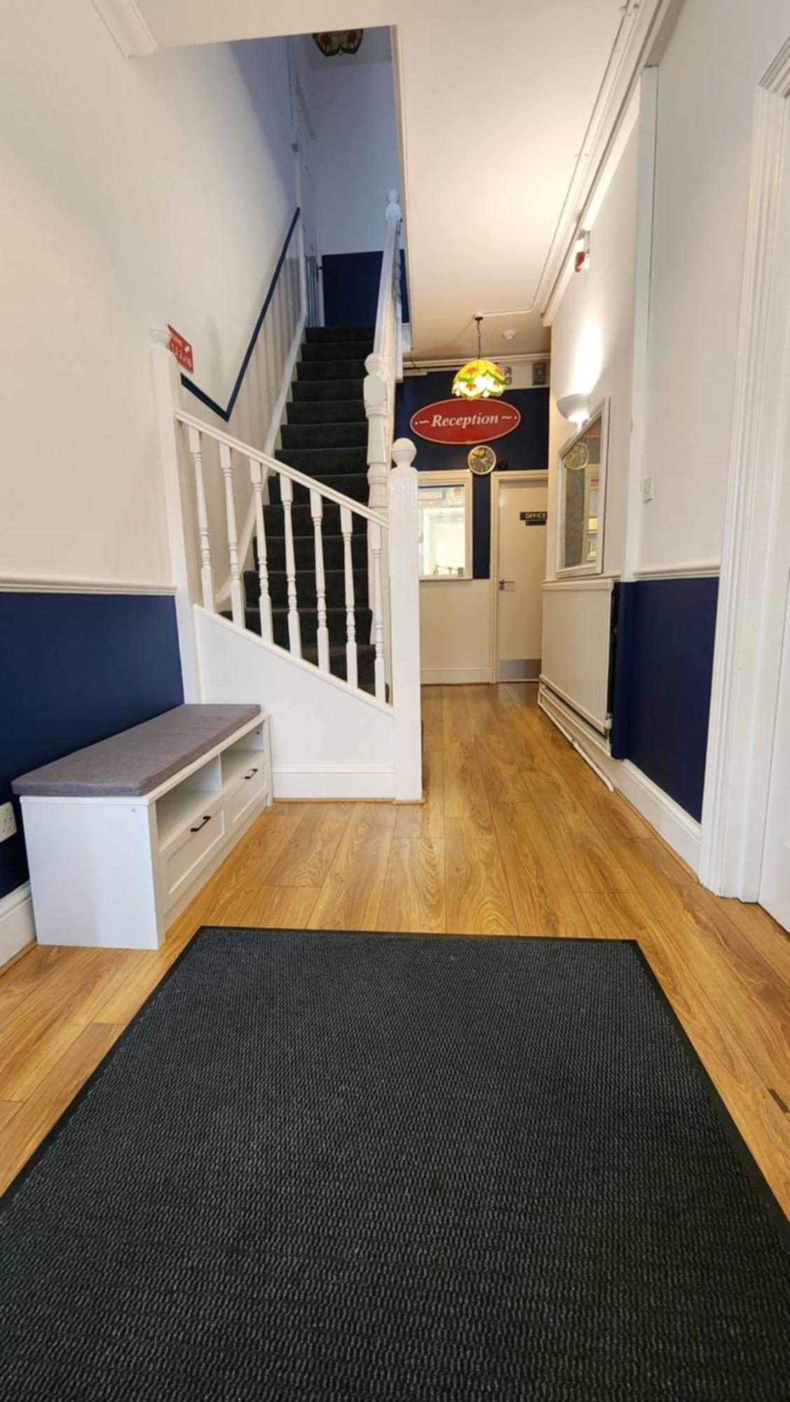 Gatwick Castle B&B Горлі Екстер'єр фото