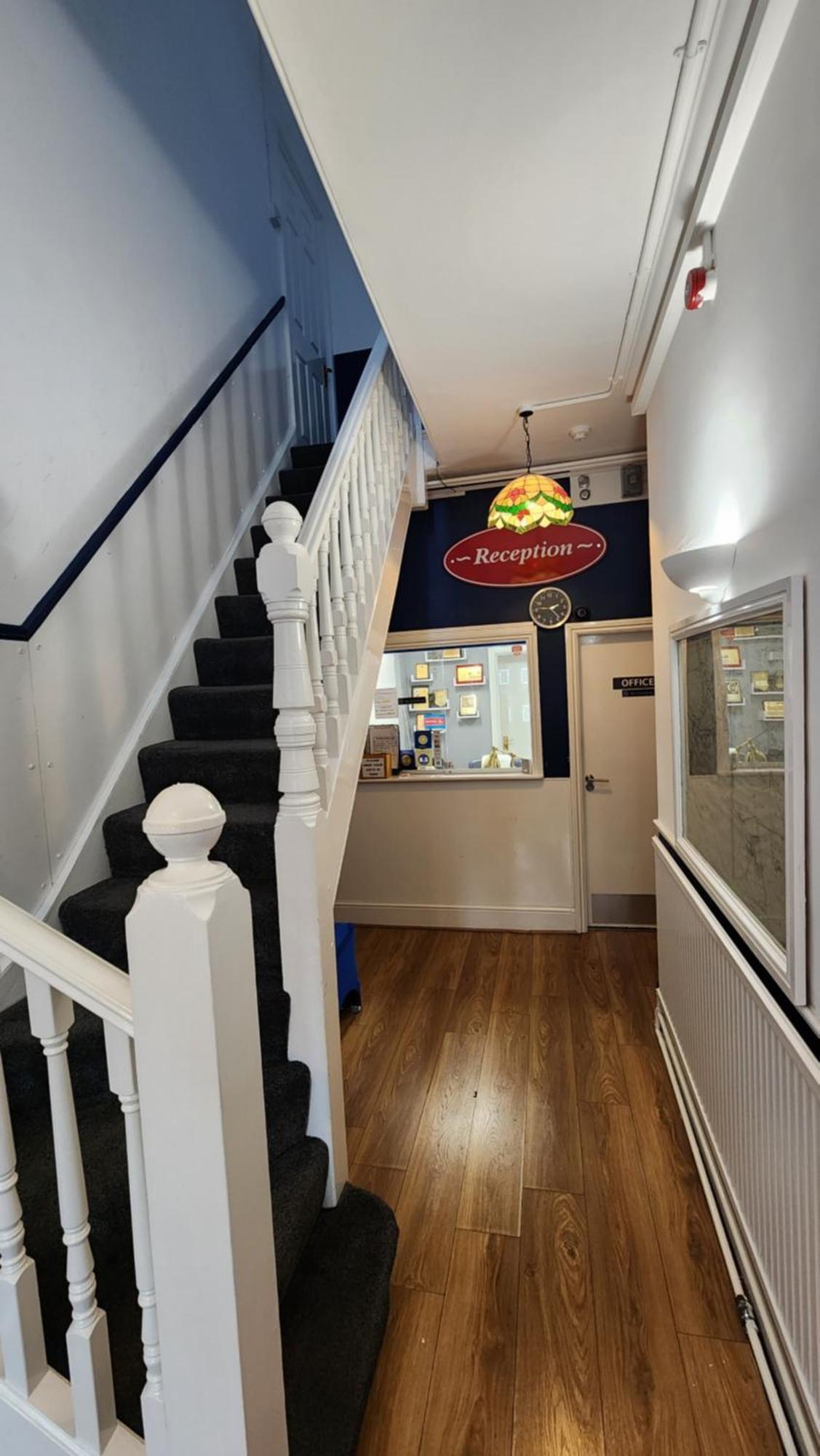 Gatwick Castle B&B Горлі Екстер'єр фото