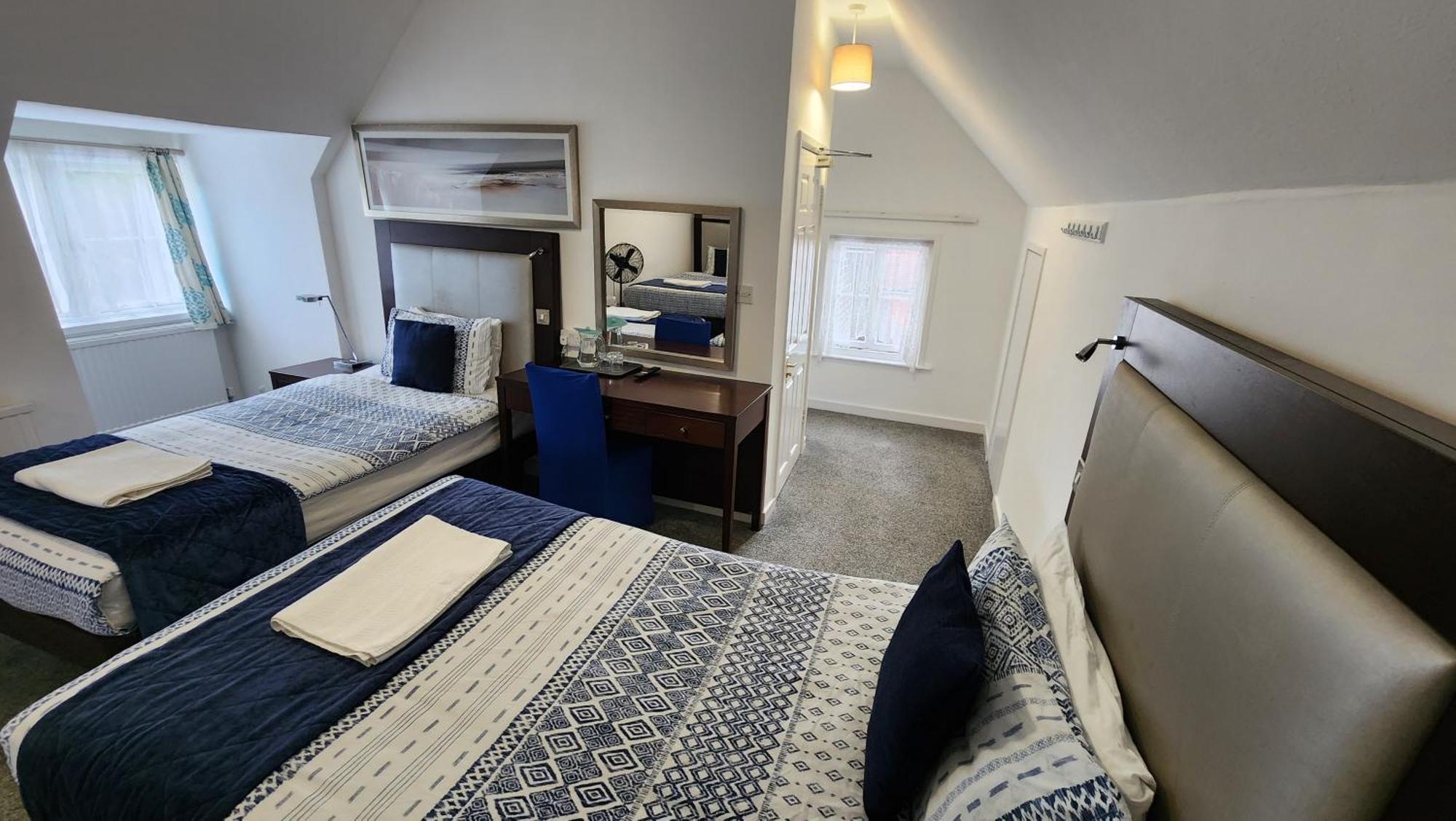 Gatwick Castle B&B Горлі Екстер'єр фото