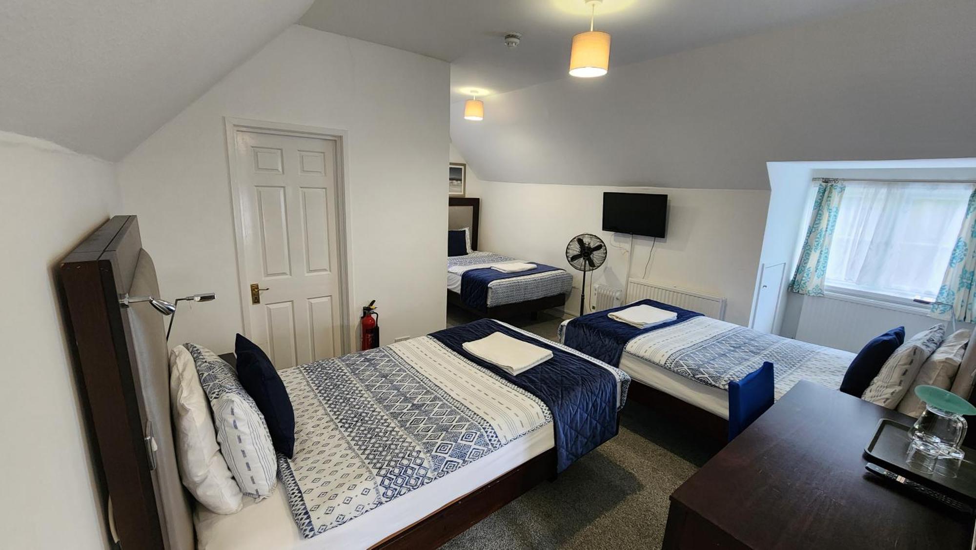 Gatwick Castle B&B Горлі Екстер'єр фото