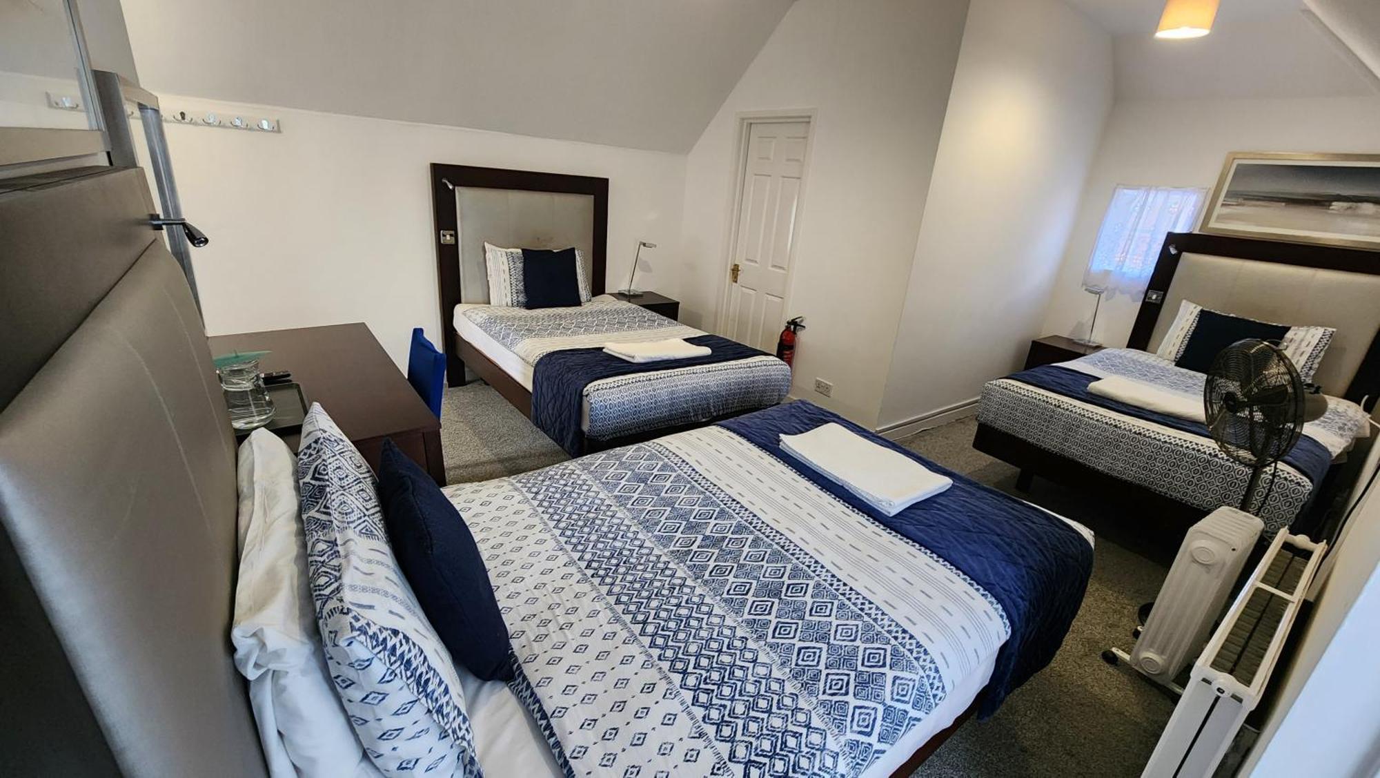 Gatwick Castle B&B Горлі Екстер'єр фото