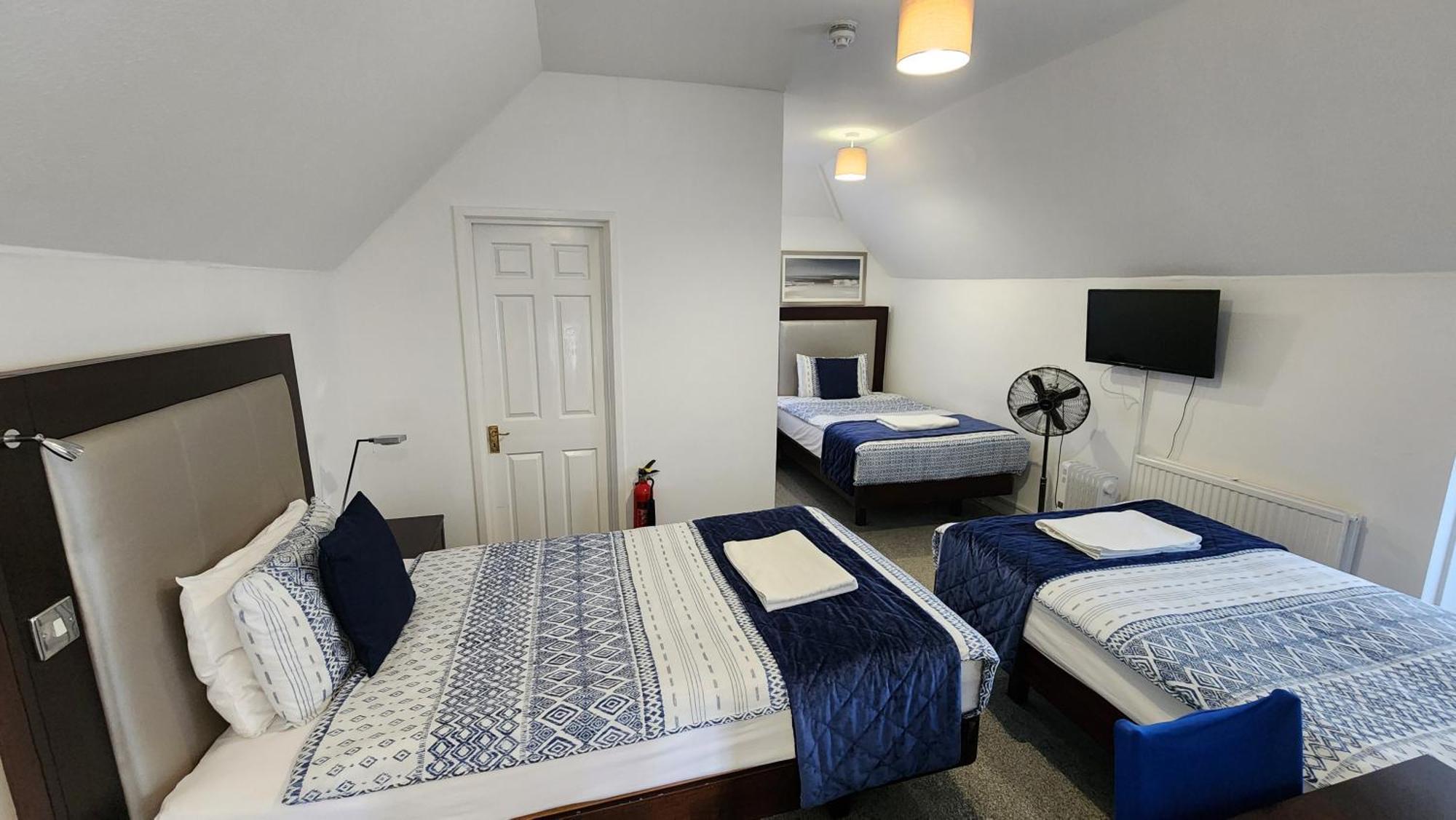 Gatwick Castle B&B Горлі Екстер'єр фото