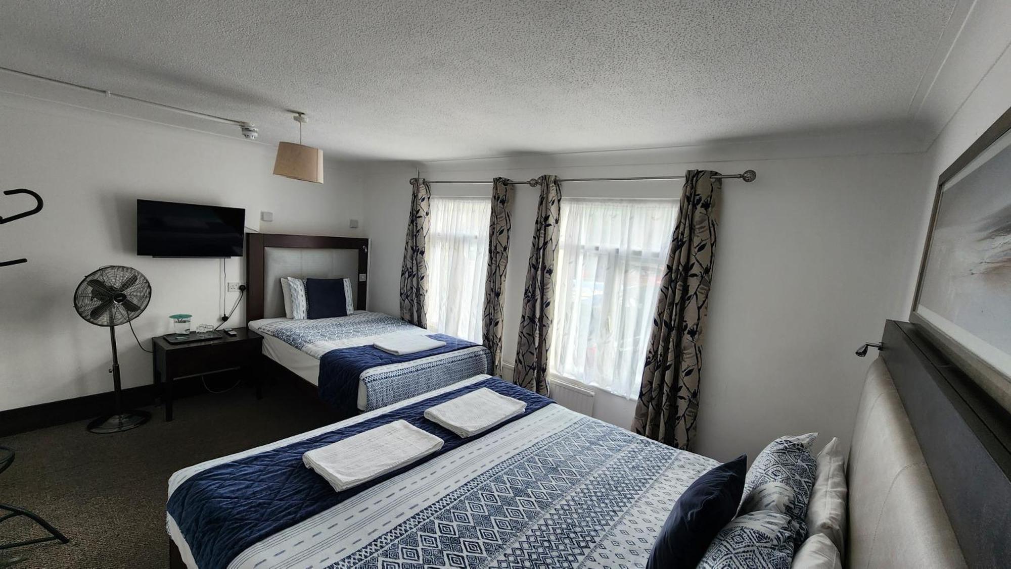 Gatwick Castle B&B Горлі Екстер'єр фото