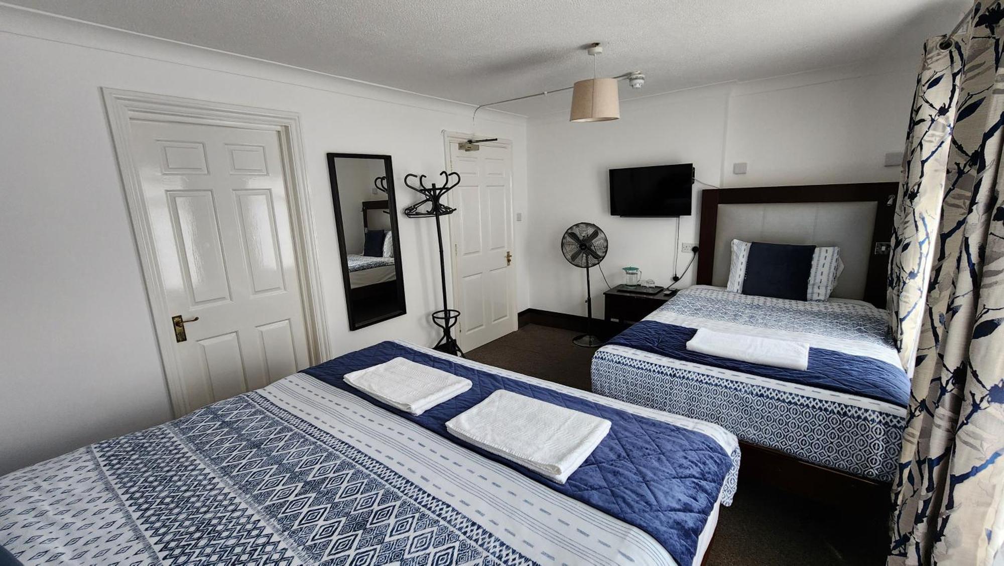 Gatwick Castle B&B Горлі Екстер'єр фото