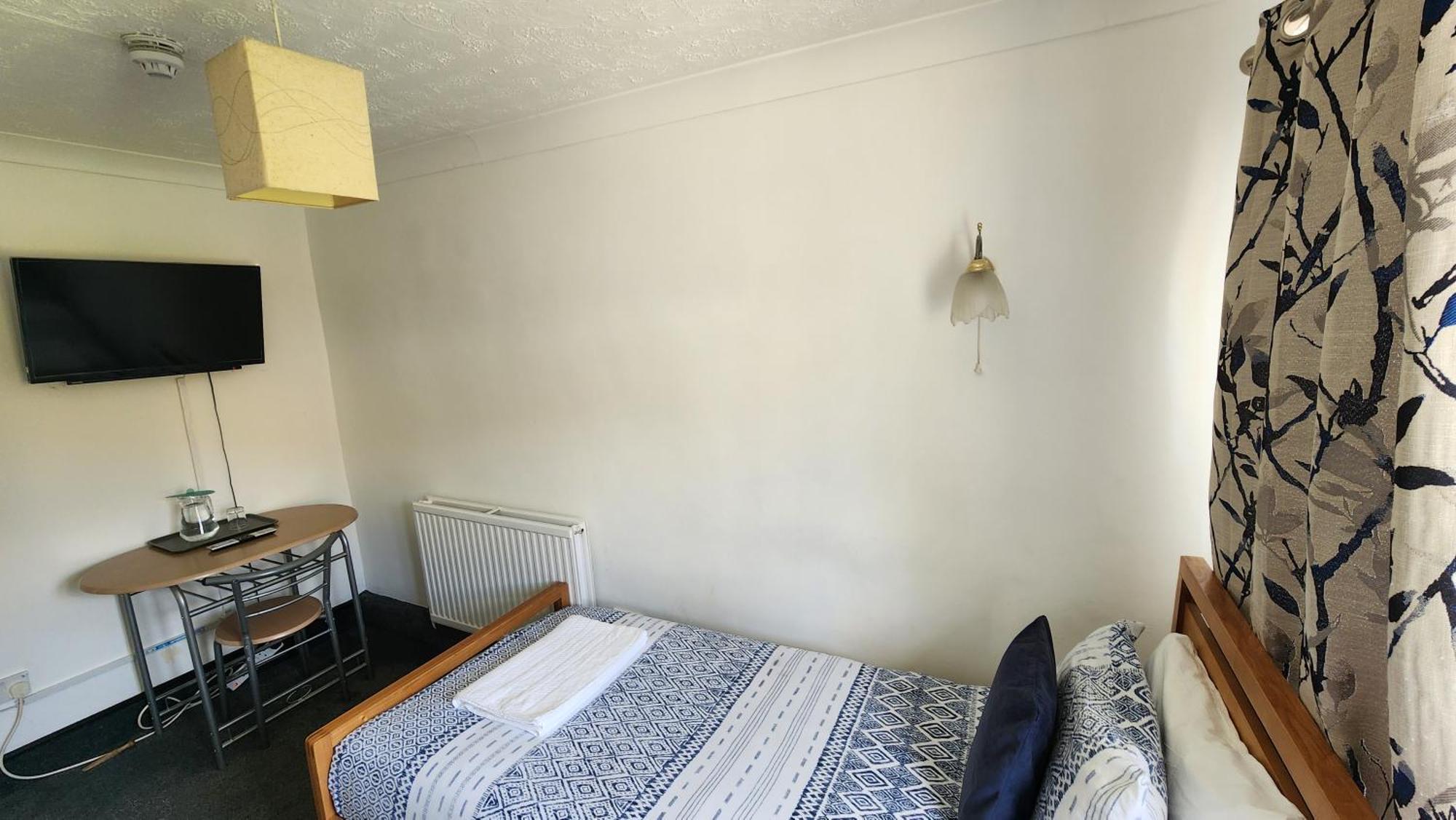 Gatwick Castle B&B Горлі Екстер'єр фото
