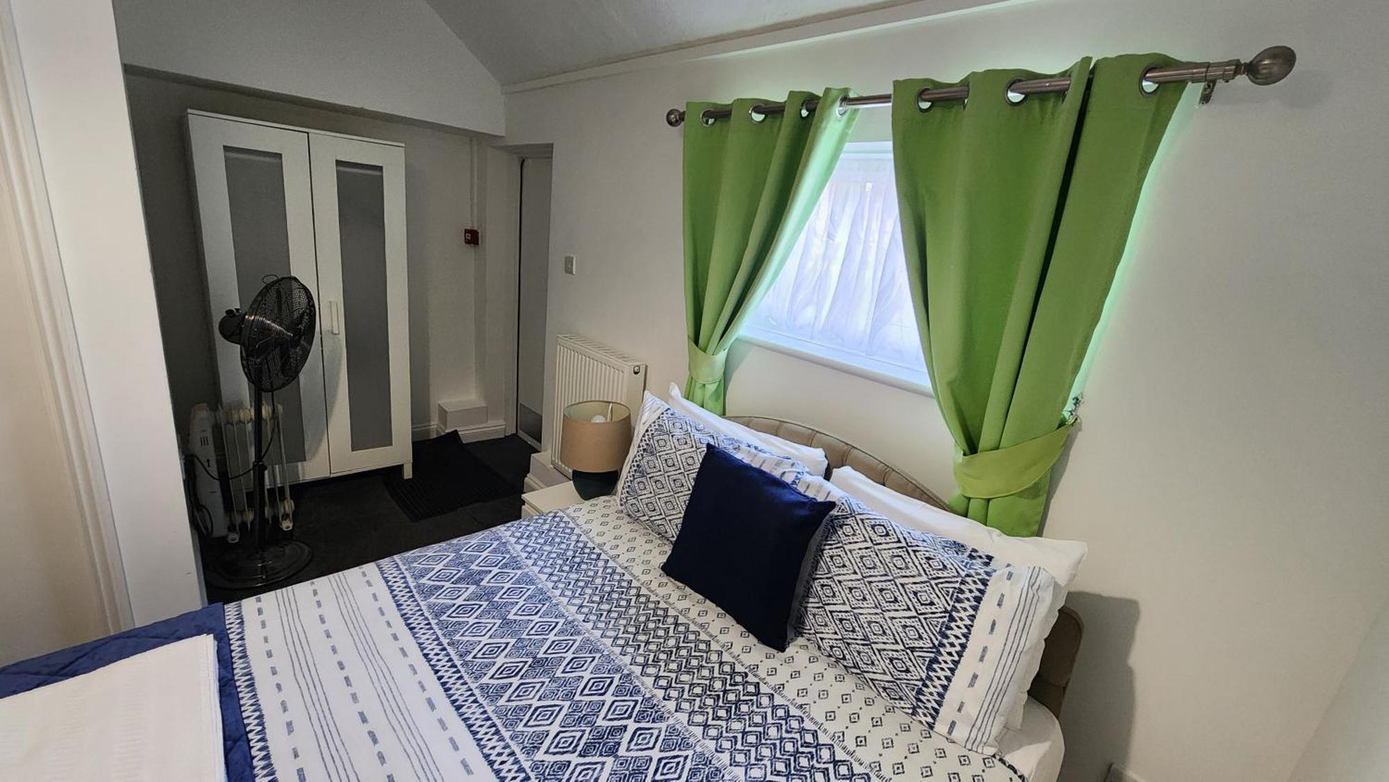 Gatwick Castle B&B Горлі Екстер'єр фото