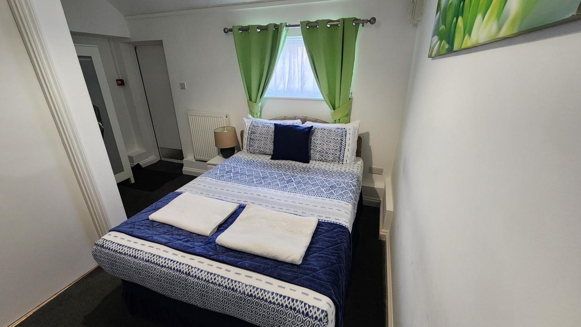 Gatwick Castle B&B Горлі Екстер'єр фото