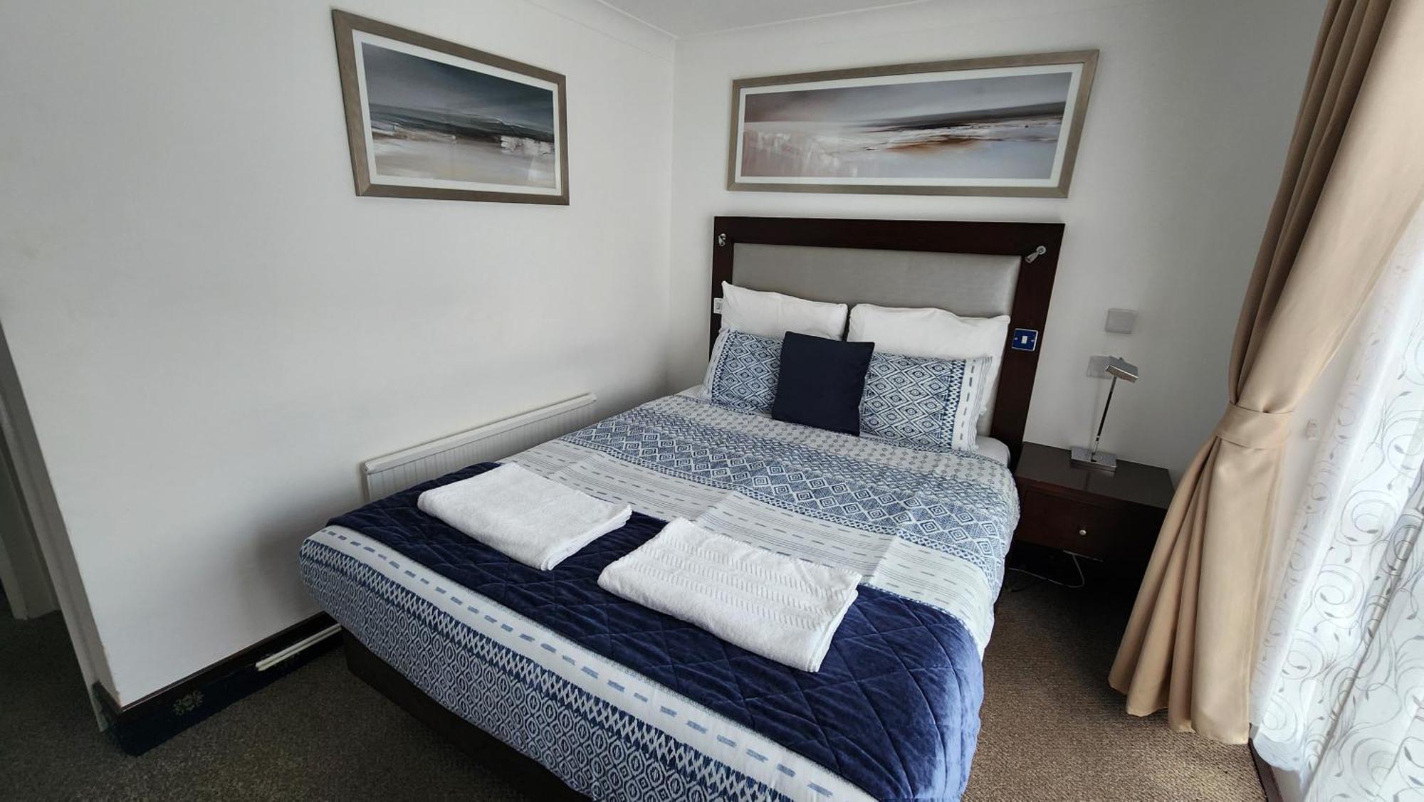Gatwick Castle B&B Горлі Екстер'єр фото