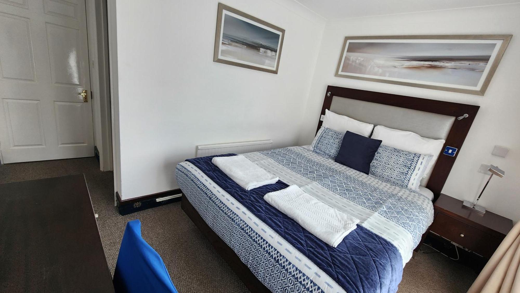 Gatwick Castle B&B Горлі Екстер'єр фото