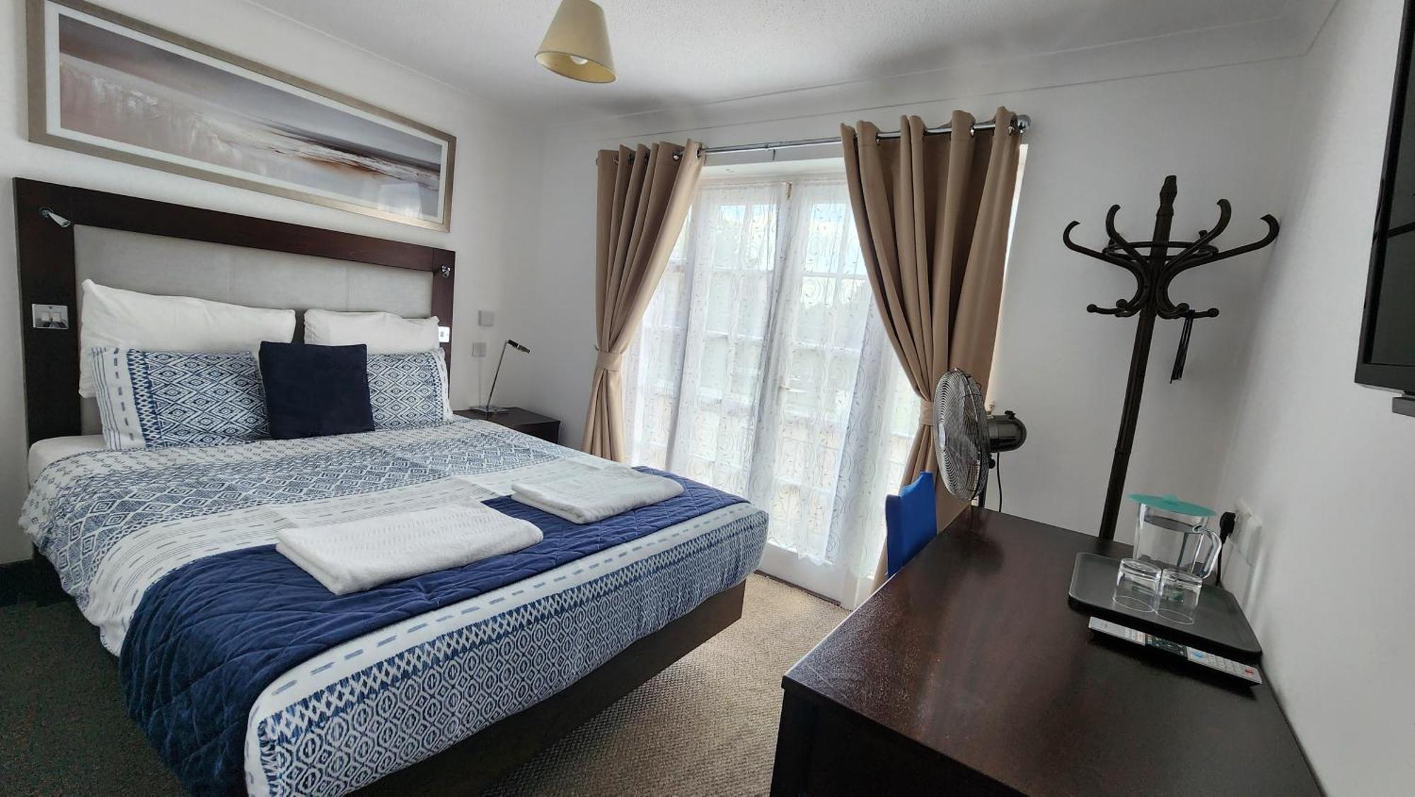 Gatwick Castle B&B Горлі Екстер'єр фото