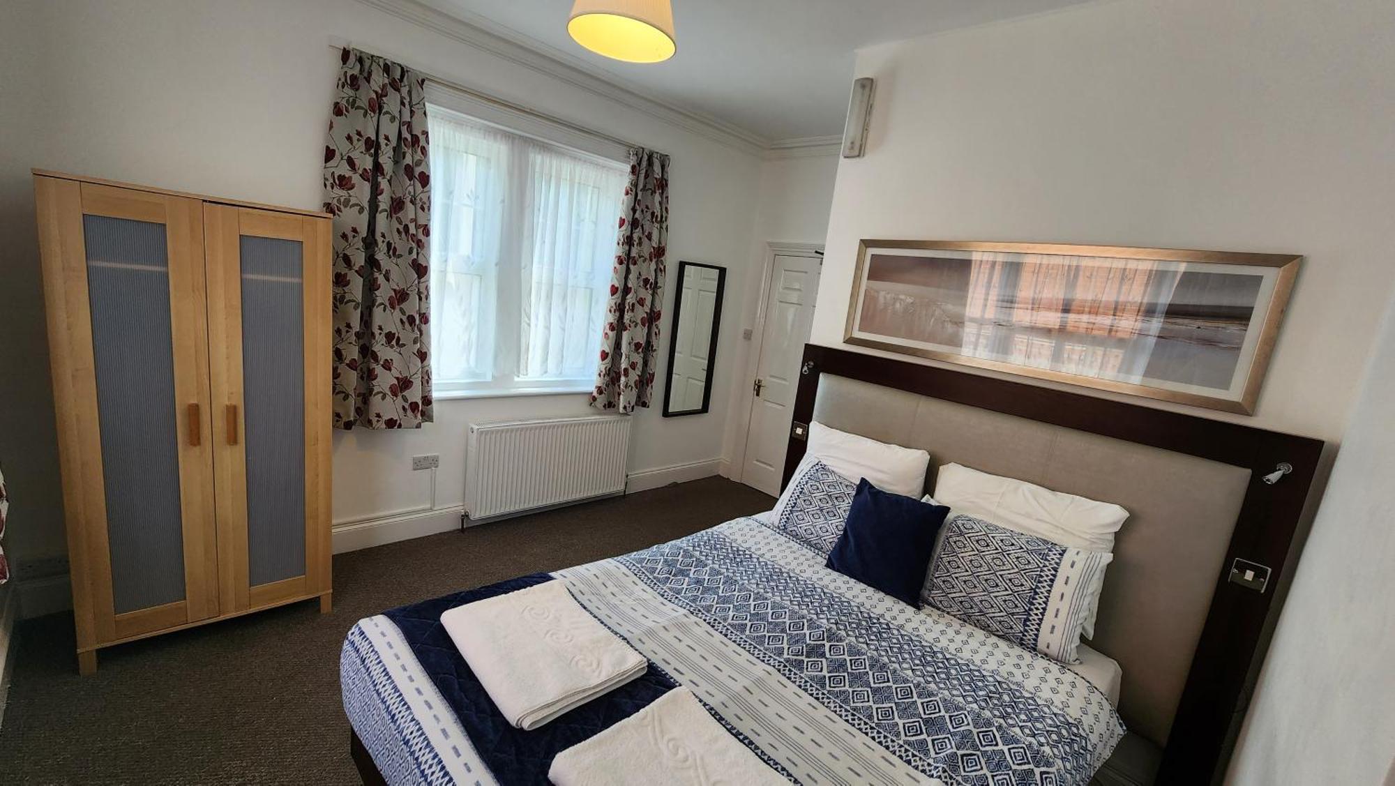 Gatwick Castle B&B Горлі Екстер'єр фото