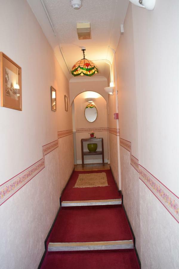 Gatwick Castle B&B Горлі Екстер'єр фото