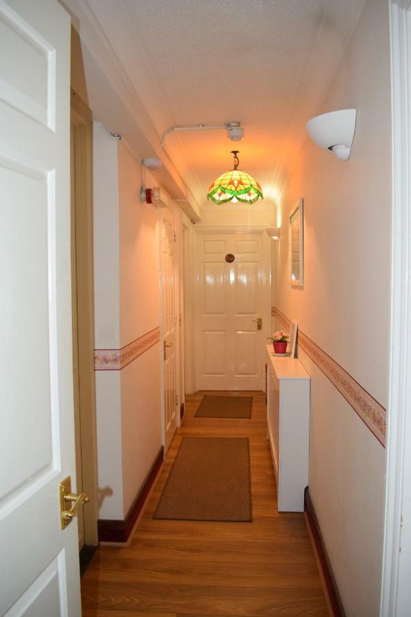 Gatwick Castle B&B Горлі Екстер'єр фото